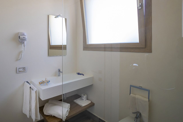 Bathroom 5, Hotel Sundeck, Trapani