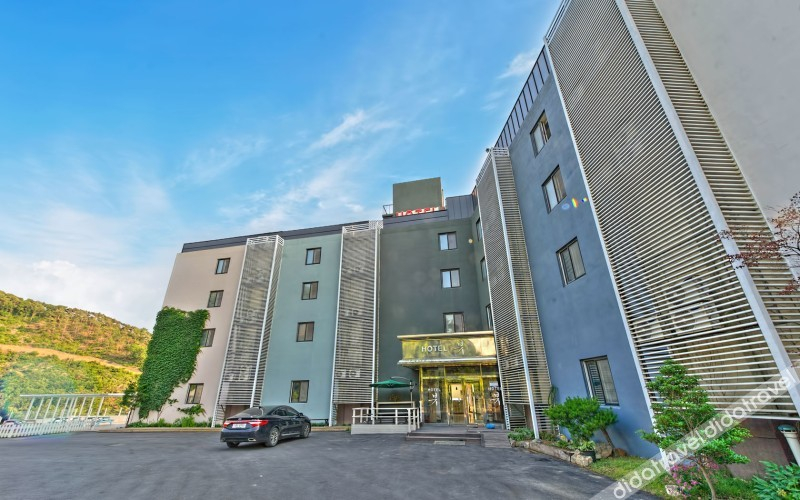 Exterior & Views
