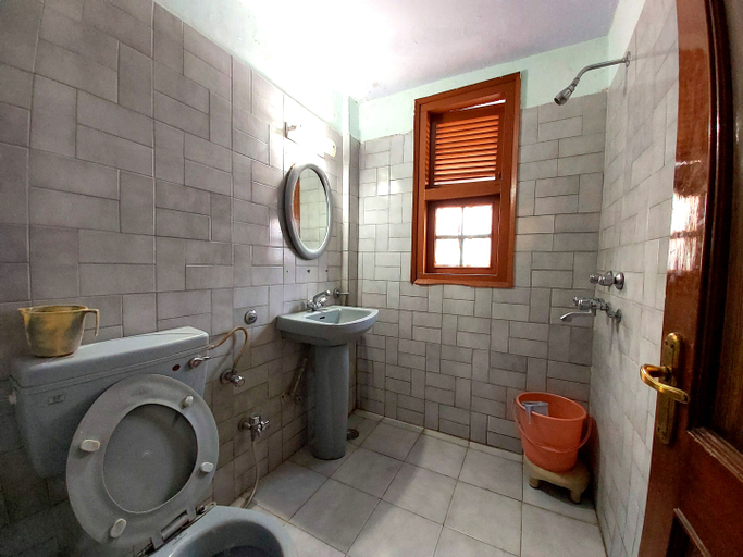 Bathroom, Goroomgo Radha Continental Near Mall Road Nainital - Naina Devi Temple, Nainital