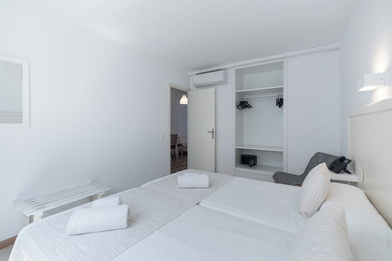 Bedroom 3, Aparthotel Beach Club, Baleares
