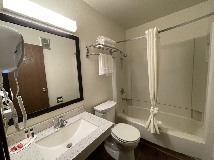 Bathroom, Studio 1 Hotel & Extended Stay - Missoula, Missoula