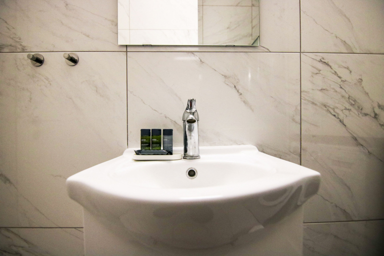 Bathroom, Phaedrus Living: Seaside Executive Flat Harbour 206