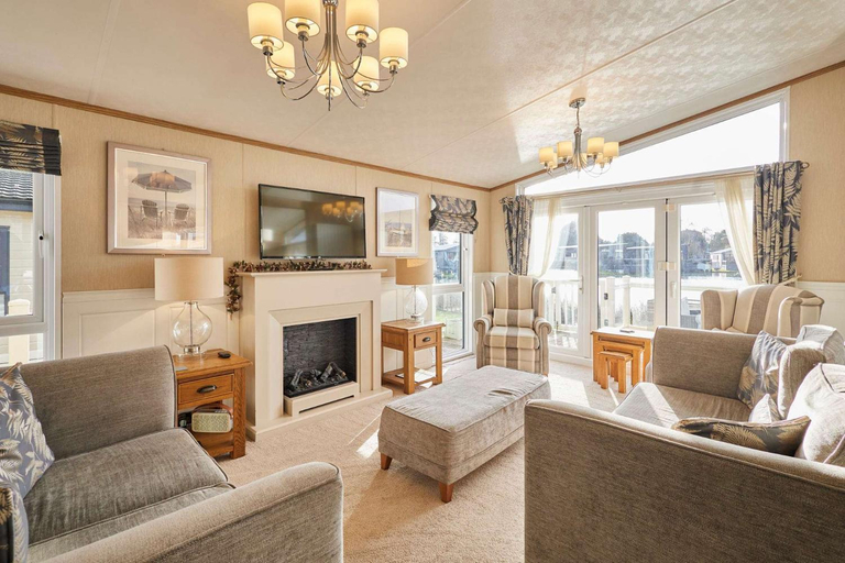 Others 4, Lakeside Gem with Hot Tub, East Riding of Yorkshire