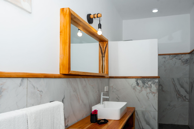Bathroom 3, Opera Hotel, Kaskazini 'A'