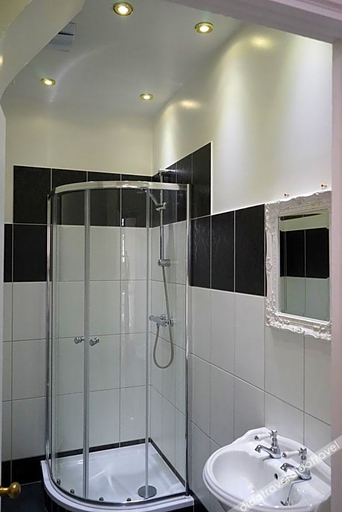 Bathroom, The Walrus Bar and Hostel, London