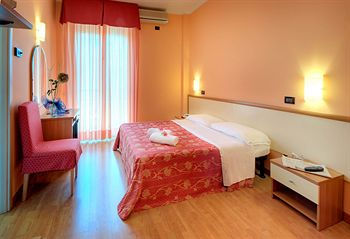 Others 3, Hotel Mondial, Macerata