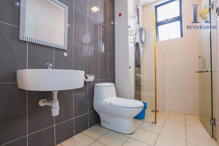 Bathroom 3, Platino. Frida Suite - Paradigm Mall by RR JBcity, Johor Bahru
