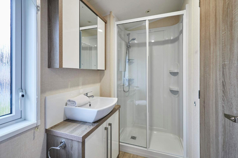 Bathroom 2, Lakeshore Lodge with Hot Tub, East Riding of Yorkshire