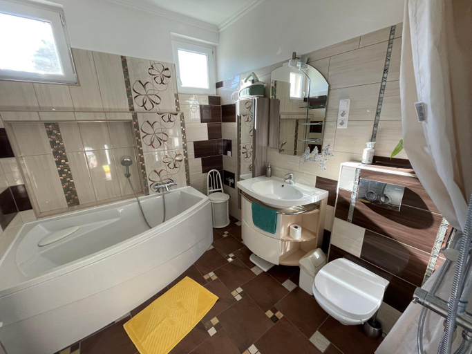 Bathroom 3, Lona - Apartman, Lengyeltóti