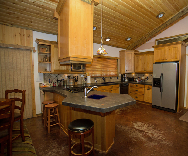 Dining 5, DiamondStone Guest Lodges, Deschutes