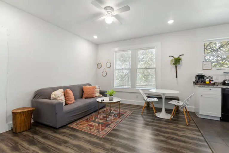 Others 5, Impressive Cozy Historic 2BR Apt 201 Near Downtown, Bexar