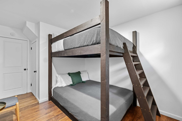 Room 3, Dog-friendly Pocono Chalet w Hot Tub Indoor Pool, Monroe