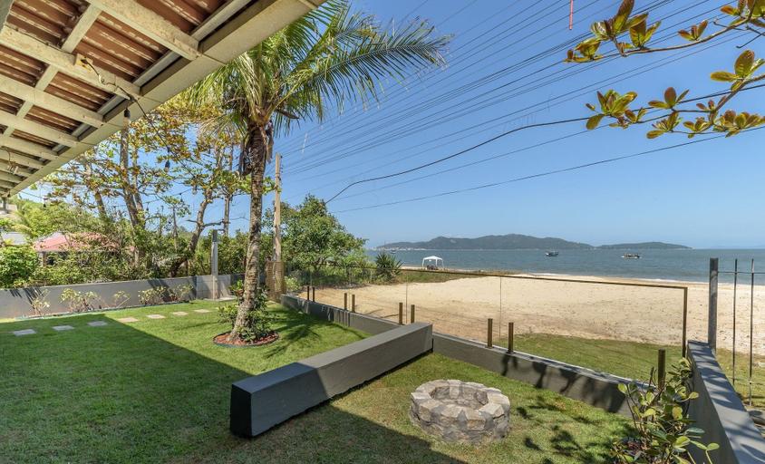 Property grounds 4, 6BR Beachfront Home in Bombinhas Abm0101, Bombinhas