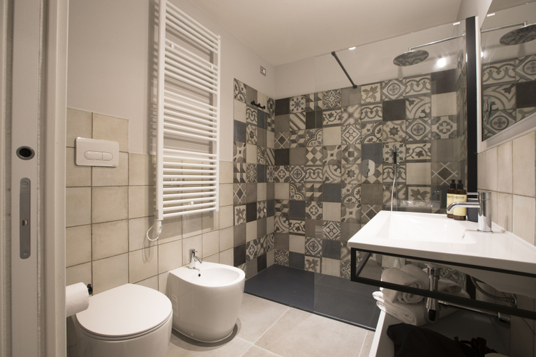 Bathroom 3, Mathis, Piacenza