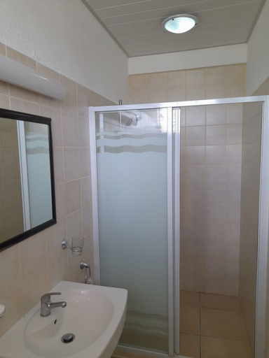 Bathroom 3, Villa Osumare, Black River