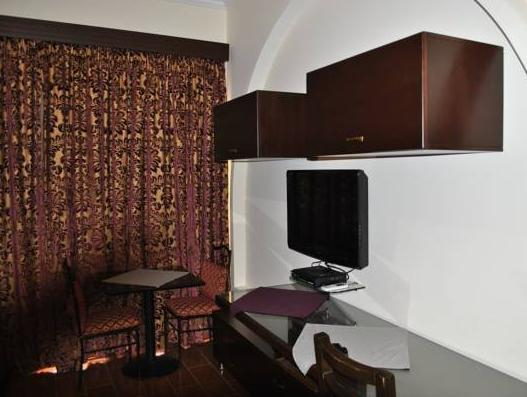 Others 5, Villa Queens, Beirut