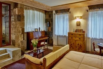 Others 3, Villa Kars