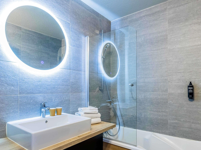 Bathroom 4, ibis Styles Crolles Grenoble A41, Isère