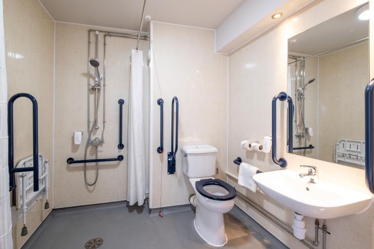 Bathroom 4, Two Rivers, Chepstow by Marston’s Inns, Monmouthshire