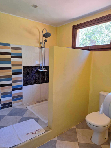 Bathroom 4, Andasibe Cyperus Hotel, Alaotra-Mangoro