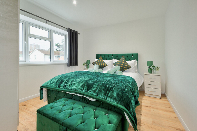 Room 5, Stylish Dagenham Flat Easy Central London Access, London