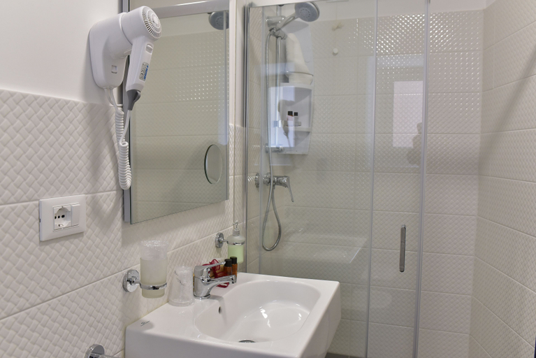Bathroom 4, Palazzo degli Affreschi, Catania