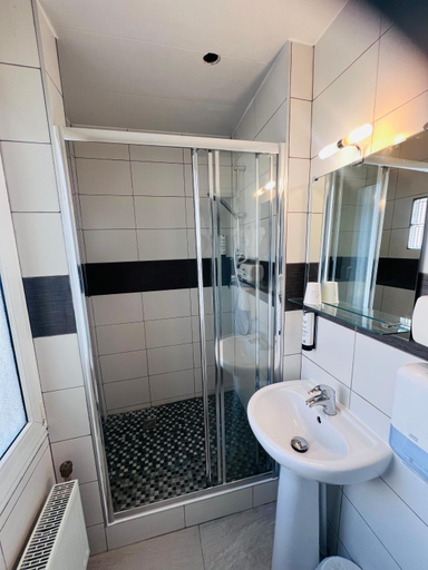 Bathroom 3, Hotel De La Cathedrale, Marne