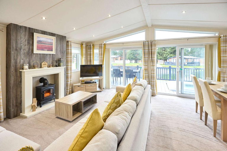 Others 4, The Waterhole Lodge with Hot Tub, East Riding of Yorkshire