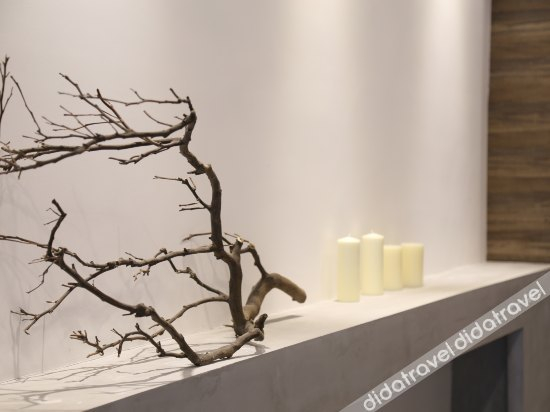 ���共区���, LIFE IS ELSEWHERE, Yichang