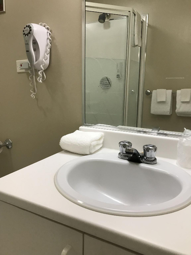 Bathroom 3, Motel Moreau, Le Domaine-du-Roy