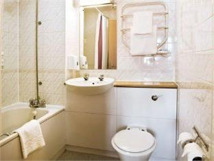 Bathroom, Premier Inn Plymouth East, Plymouth