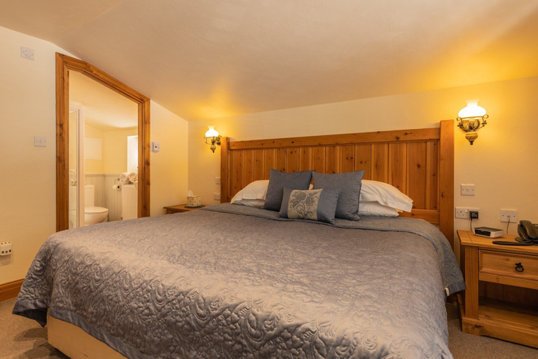 Bedroom 2, Gwaelod Y Garth Inn, Cardiff