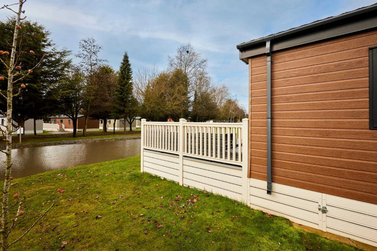 Others 4, Lakeshore Lodge with Hot Tub, East Riding of Yorkshire