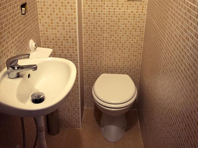 Bathroom 4, Overseas Pensión, Rome