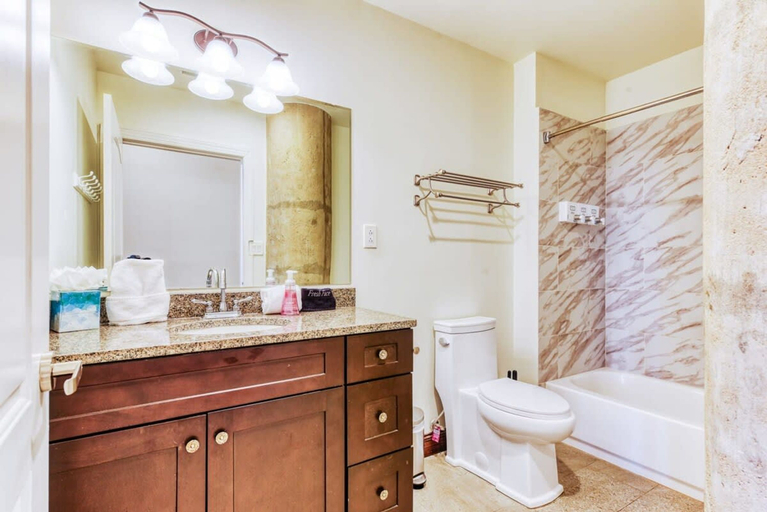 Room 5, Sosuite 2BR Apt w W/d, Gym, On-site Restaurant, Philadelphia