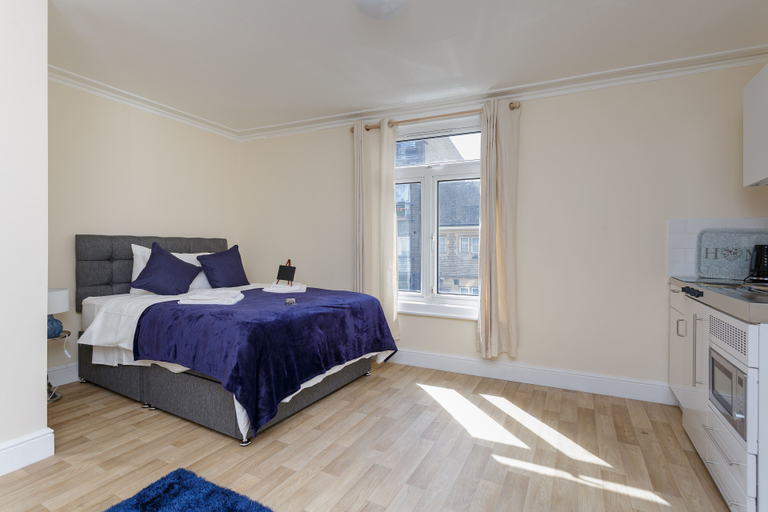 Others 4, St Mary's Modern Central Huge Studio Apartments, Southampton