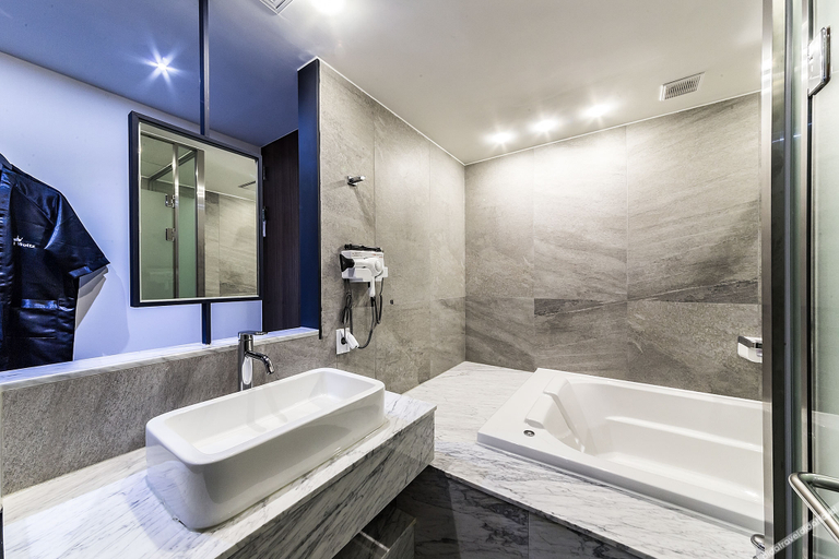Bathroom 3, Nonhyeon Waltz, Gangnam