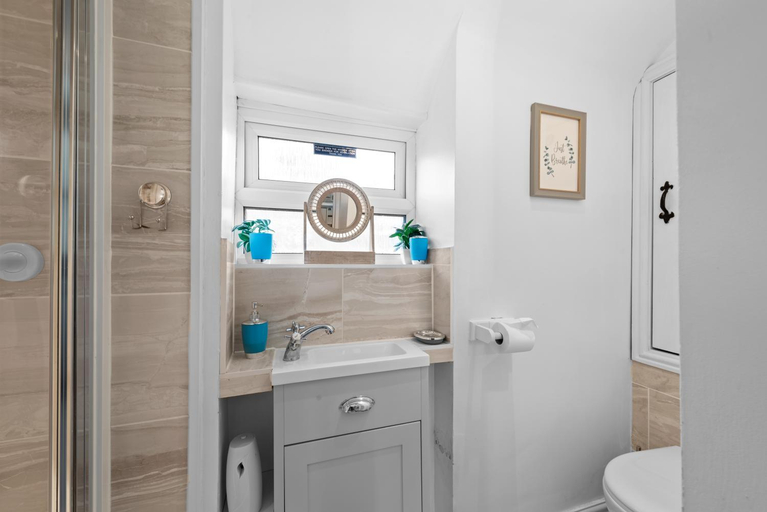 Bathroom 2, Cosy 2 bed cotswold cottage, close to amenities., Gloucestershire