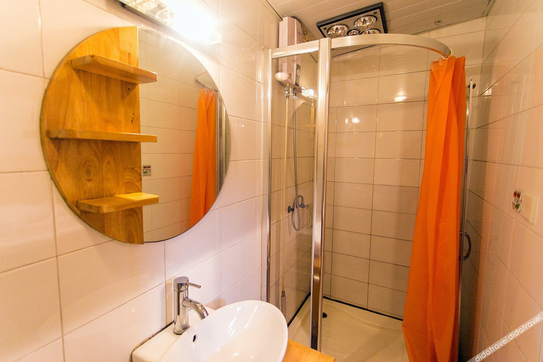 Bathroom, Xiaoya Youth Hostel, Suzhou