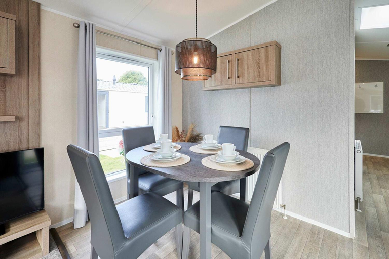 Others 3, Lakeshore Lodge with Hot Tub, East Riding of Yorkshire