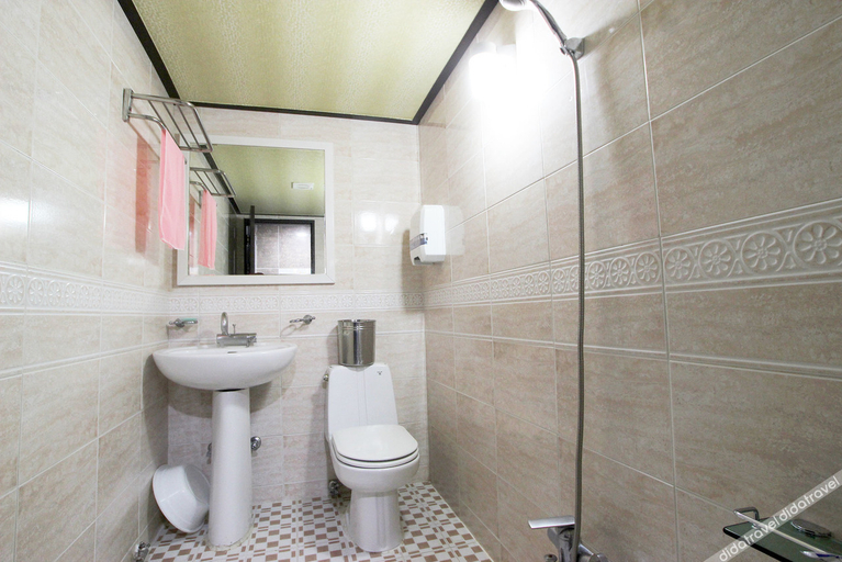 Bathroom 5, Ulleung Hwangje Hotel, Ulleung