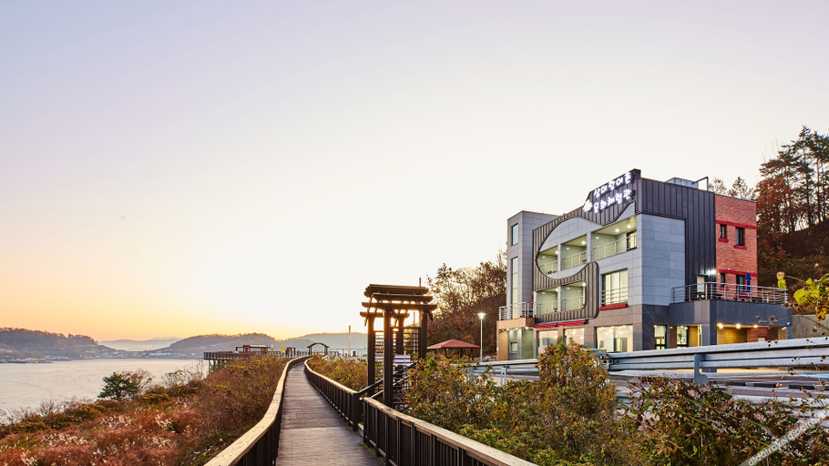 Exterior & Views 1, yeonggwang sammirang pension, Yeonggwang