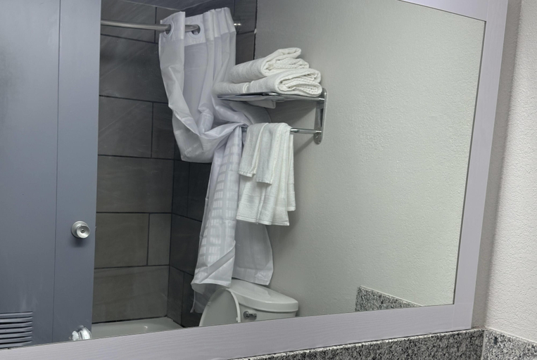 Bathroom 4, Ramada by Wyndham New Kensington, Westmoreland