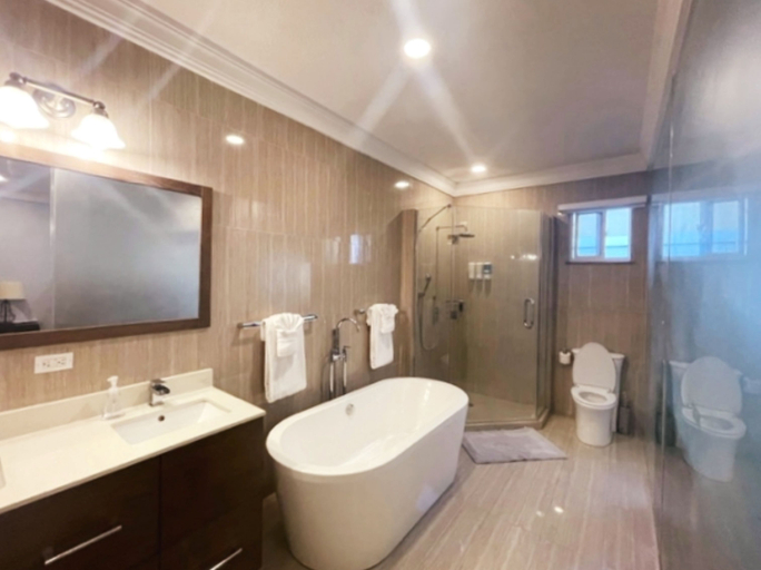 Bathroom, Luxury 4-Bedroom villa