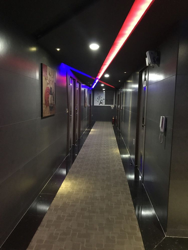 Hallway, MS Motel, Dong