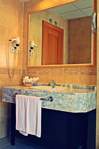 Bathroom 5, Hotel Equo Aranjuez, Madrid