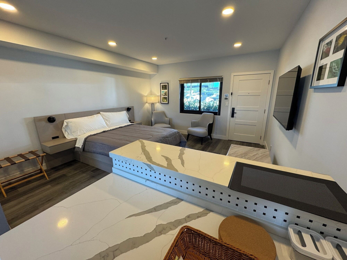 Room 2, Xquisite Suites