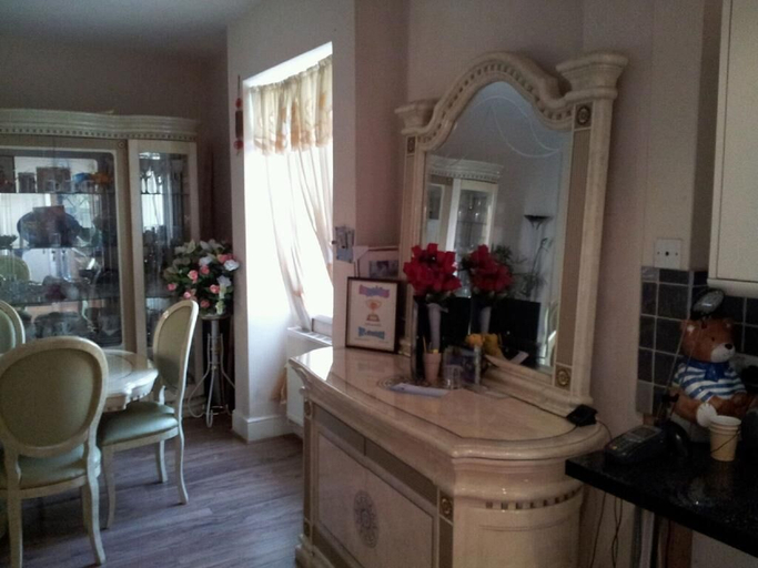Others, Ruxley Rooms, London