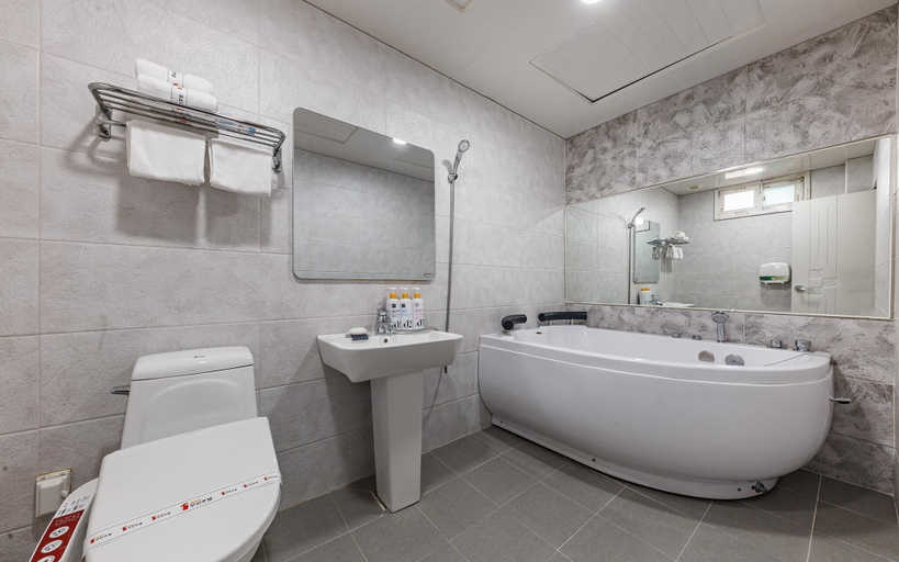 Bathroom, Mokpo 1beonji Hotel, Muan