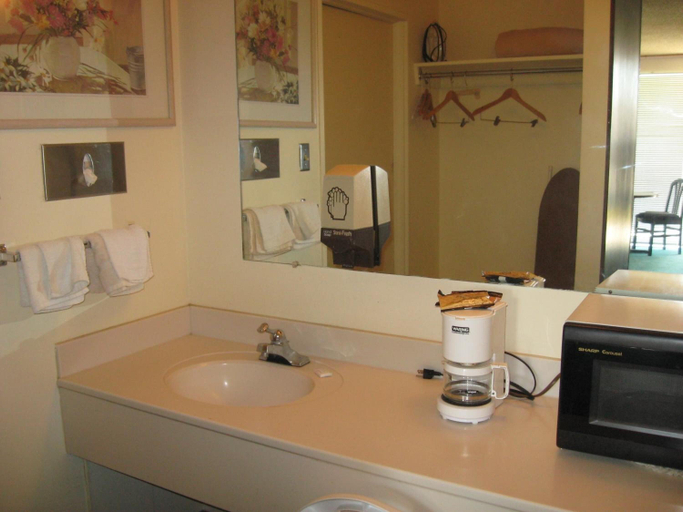 Bathroom 4, Candlelight Inn by Capital O Scottsbluff, Scotts Bluff